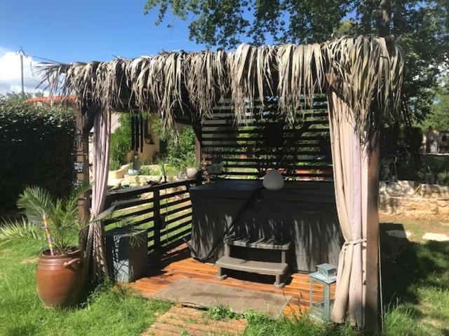 Petit mas provencal 3 pers 1 piece 30 m2 tout confort lisiere foret jardin Jacuzzi Piscine Saint-Paul-en-Forêt Exterior foto